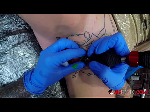 ❤️ Ekstremt tatovert hottie Sully Savage tok en tatovering på klitoris ❌ Russisk porno hos oss no.pornochaturbate.ru ️❤