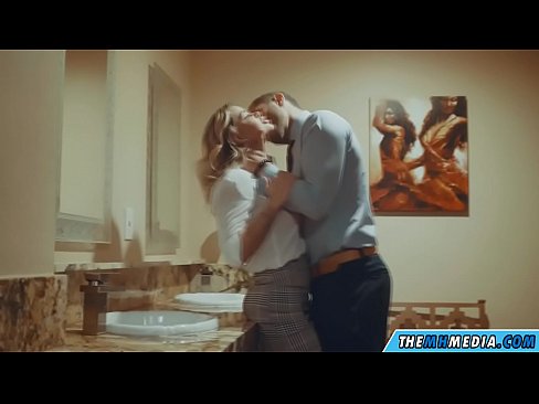 ❤️ Når en barmfagre blondine forfører deg på et offentlig toalett ❌ Russisk porno hos oss no.pornochaturbate.ru ️❤